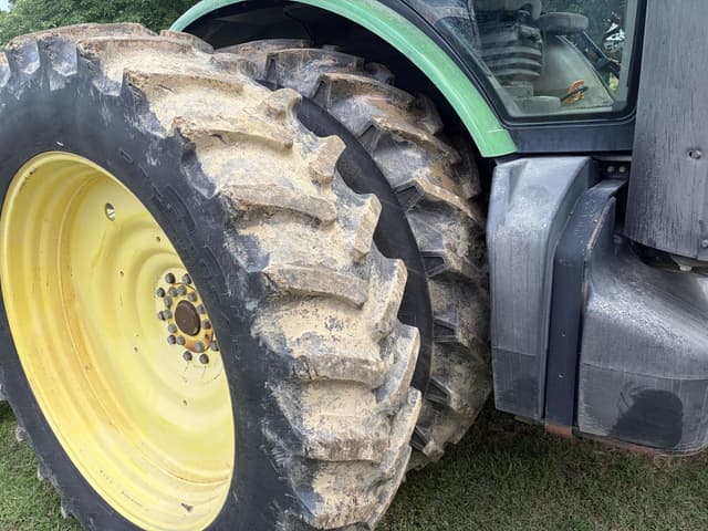 Image of John Deere 8235R equipment image 3