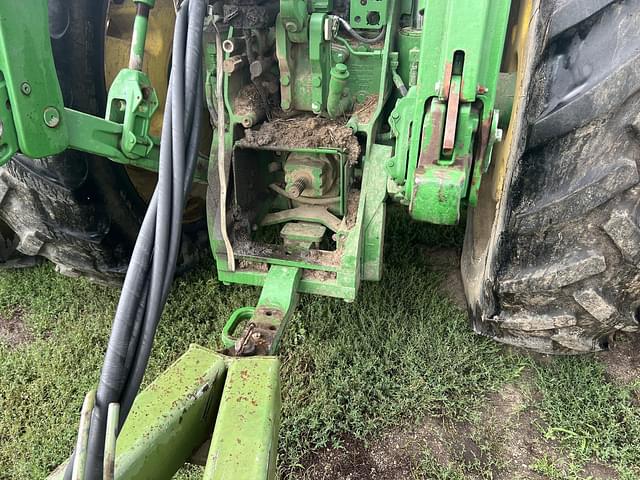 Image of John Deere 8235R equipment image 4