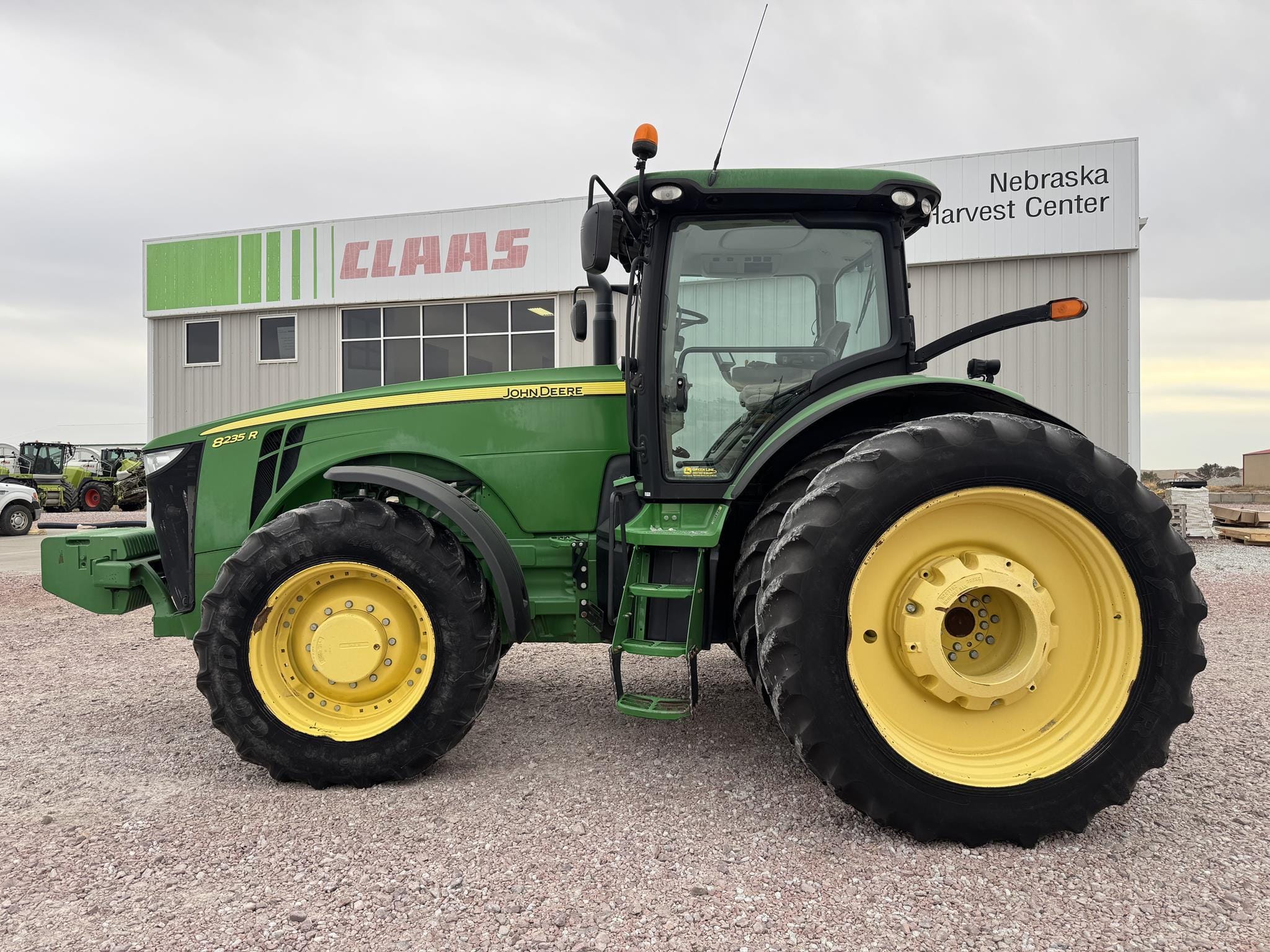 Main image John Deere 8235R