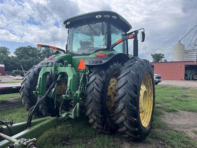 Image of John Deere 8235R equipment image 3