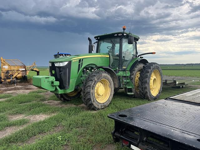 Image of John Deere 8235R equipment image 1