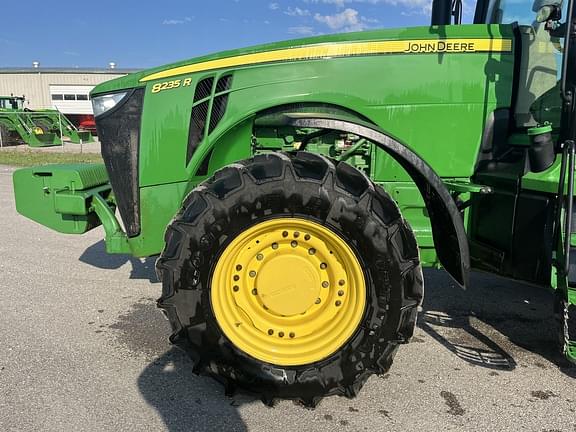 Image of John Deere 8235R equipment image 1