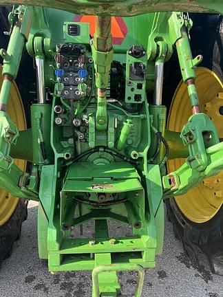 Image of John Deere 8235R equipment image 4