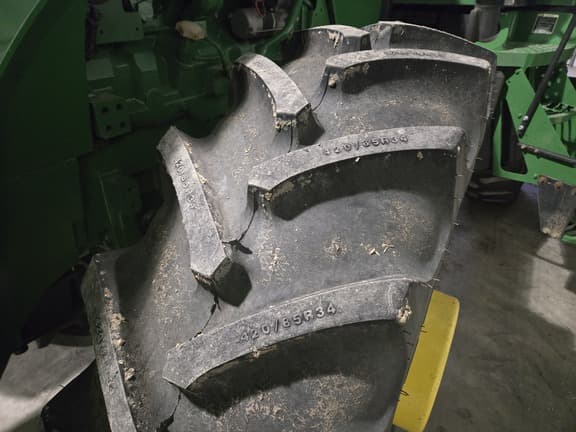 Image of John Deere 8235R equipment image 4