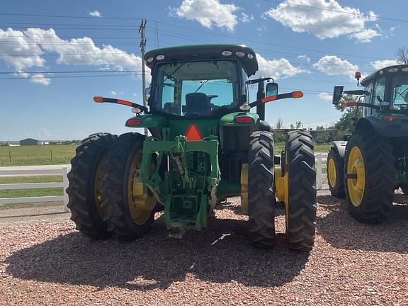 Image of John Deere 8235R equipment image 4