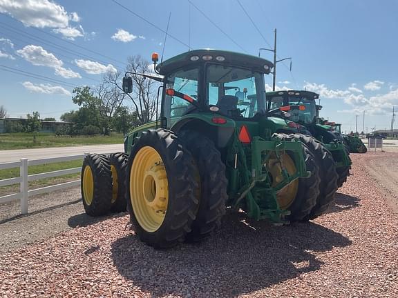 Image of John Deere 8235R equipment image 3