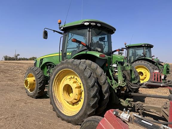 Image of John Deere 8235R equipment image 4