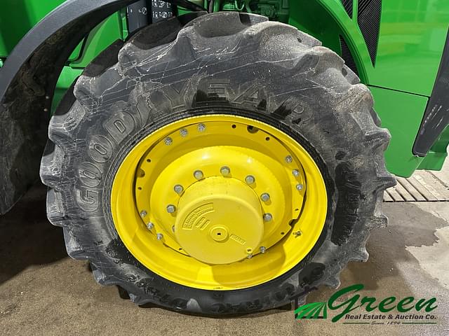 Image of John Deere 8235R equipment image 4