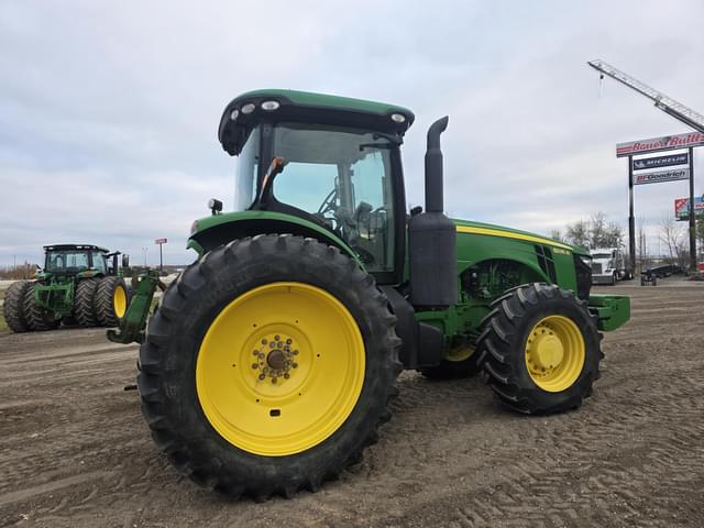 Image of John Deere 8235R equipment image 4