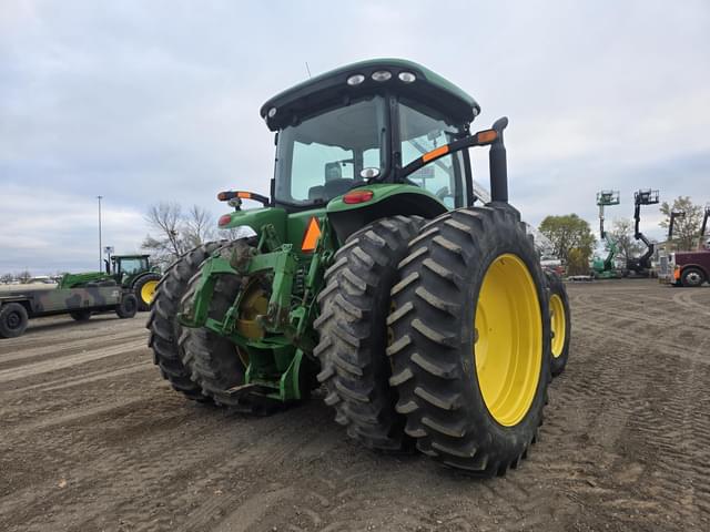 Image of John Deere 8235R equipment image 3