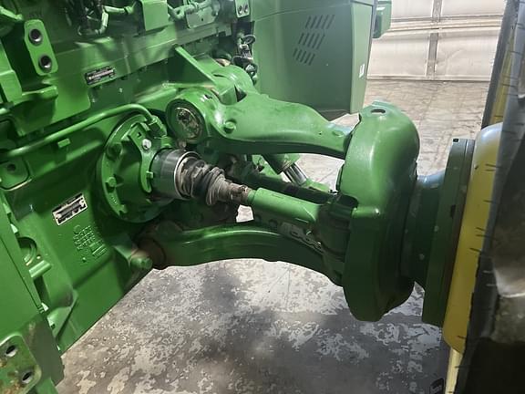 Image of John Deere 8235R equipment image 4