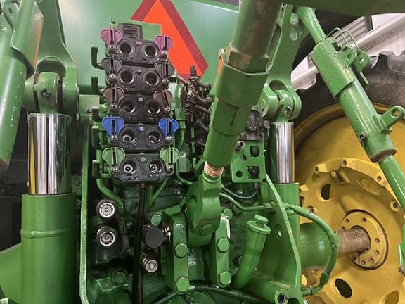 Image of John Deere 8235R equipment image 3