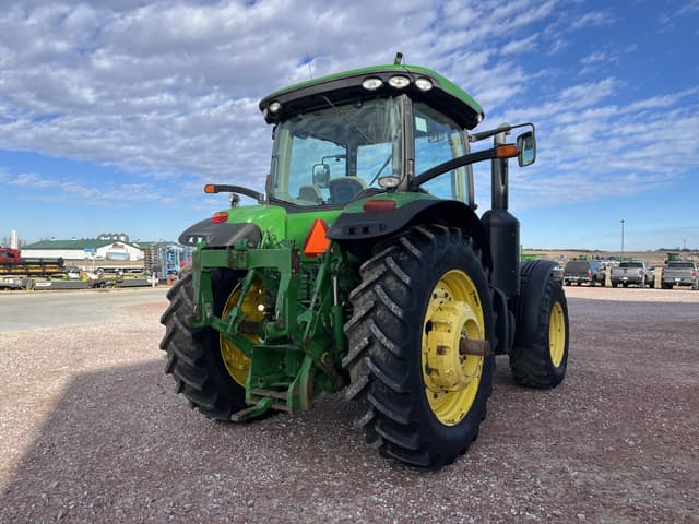 Image of John Deere 8235R equipment image 2