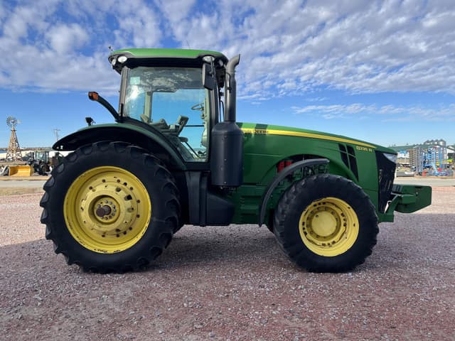 Image of John Deere 8235R equipment image 1