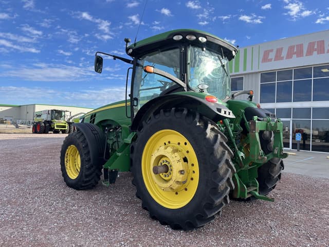 Image of John Deere 8235R equipment image 4