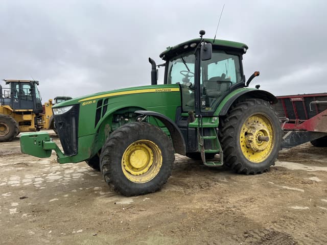 Image of John Deere 8235R equipment image 3