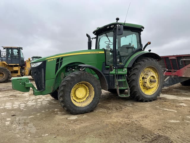 Image of John Deere 8235R equipment image 3