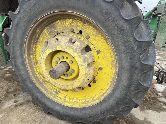 Image of John Deere 8235R equipment image 4