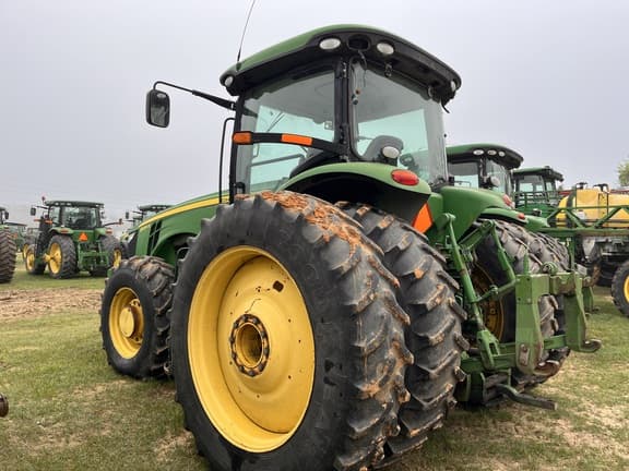 Image of John Deere 8235R equipment image 3