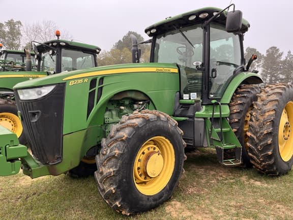 Image of John Deere 8235R equipment image 2