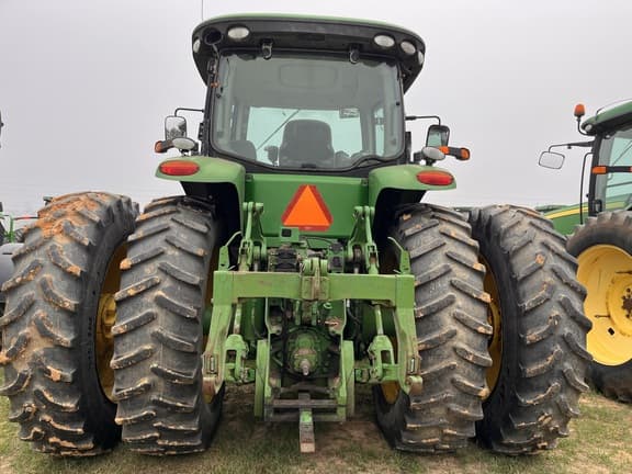 Image of John Deere 8235R equipment image 4