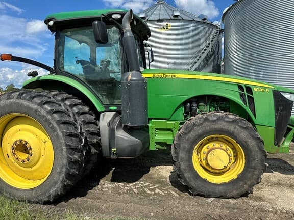 Image of John Deere 8235R equipment image 3