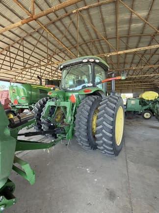 Image of John Deere 8235R equipment image 3