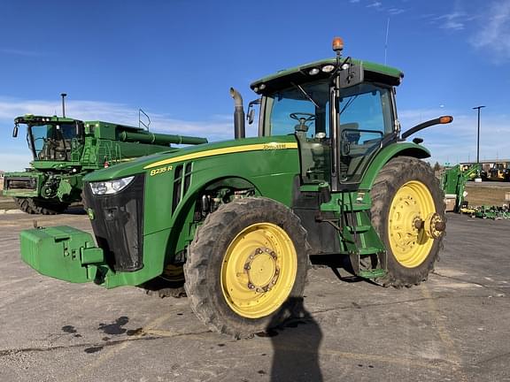 Image of John Deere 8235R equipment image 4