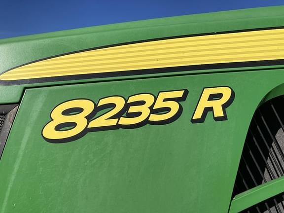 Image of John Deere 8235R equipment image 2