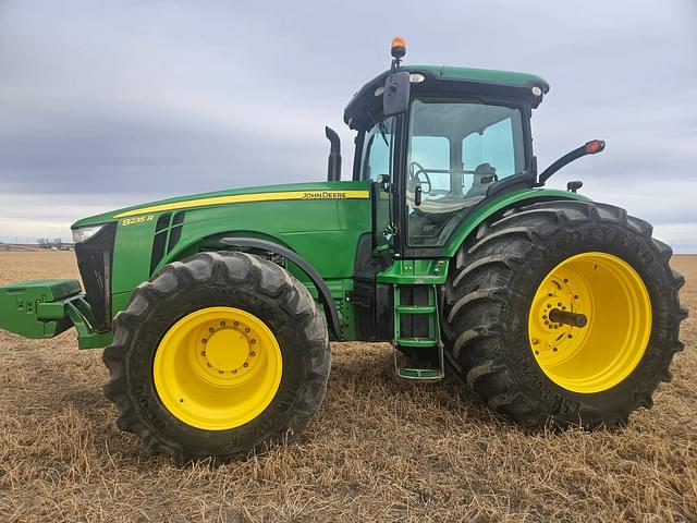 Image of John Deere 8235R equipment image 3