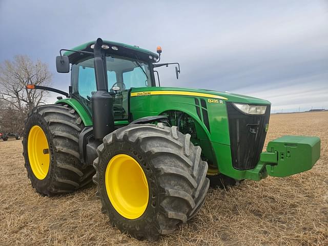 Image of John Deere 8235R equipment image 1