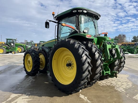 Image of John Deere 8235R equipment image 4