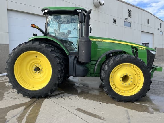 Image of John Deere 8235R equipment image 1