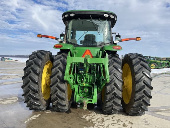 Image of John Deere 8235R equipment image 3