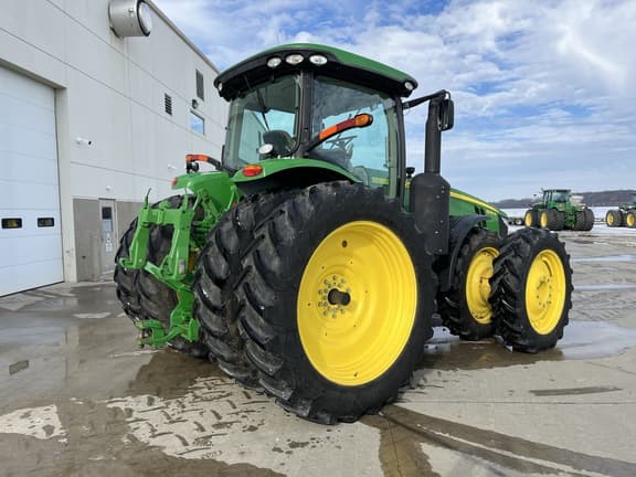 Image of John Deere 8235R equipment image 2