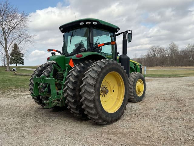 Image of John Deere 8235R equipment image 4