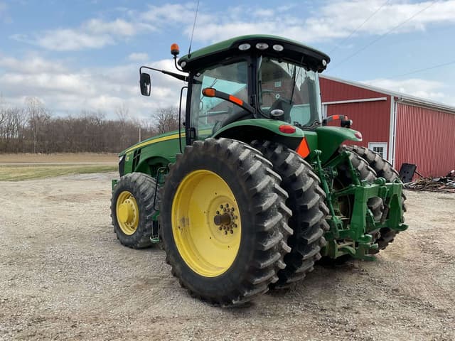 Image of John Deere 8235R equipment image 2