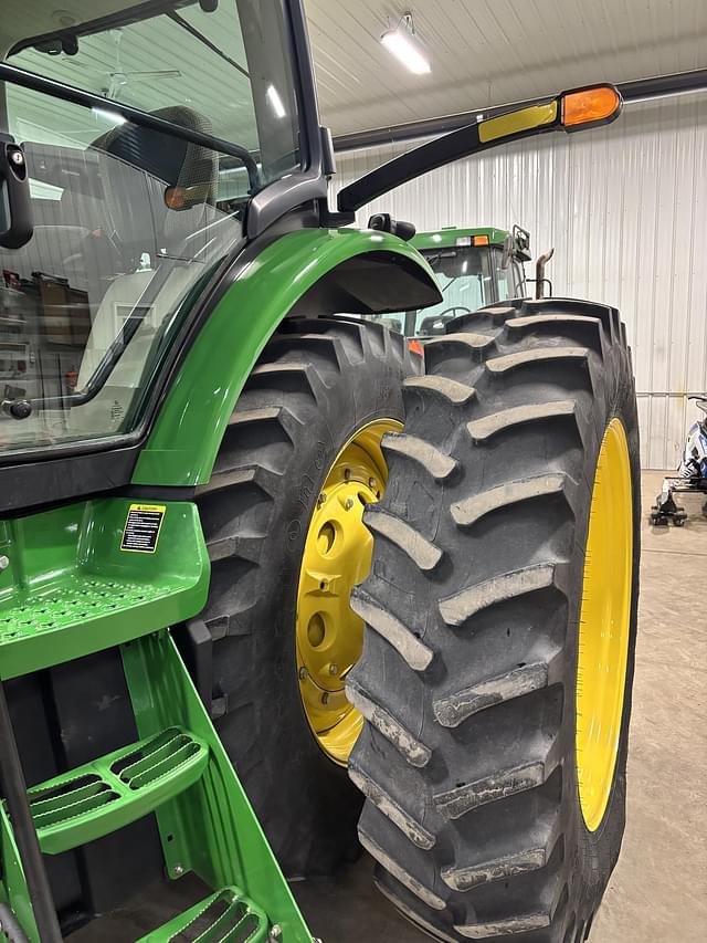 Image of John Deere 8235R equipment image 3