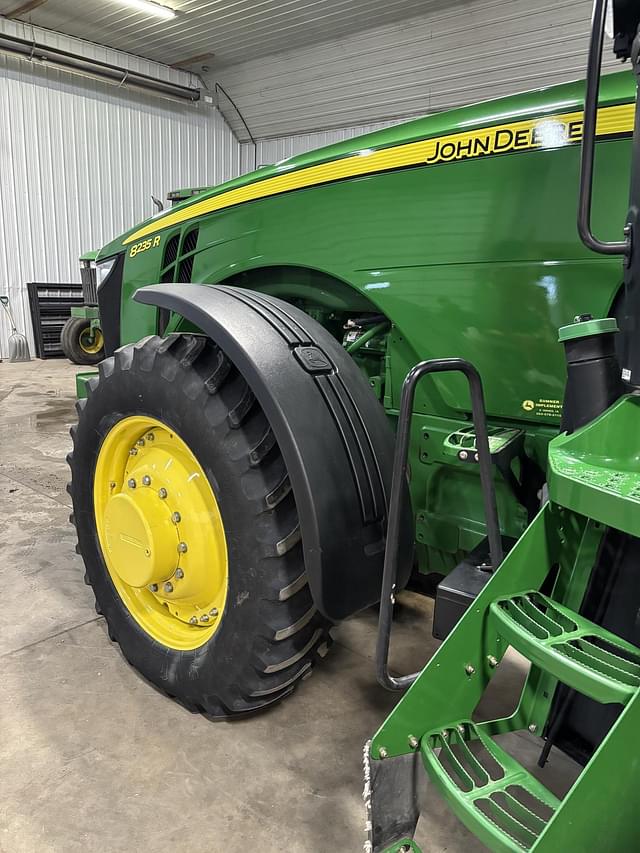 Image of John Deere 8235R equipment image 4
