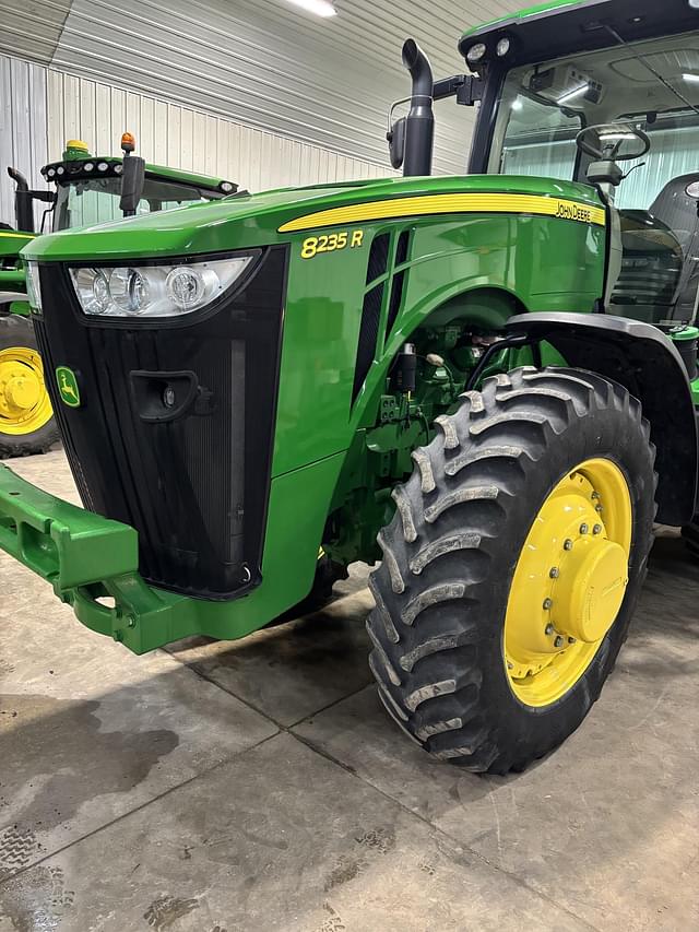 Image of John Deere 8235R equipment image 2