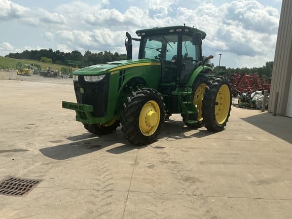 Image of John Deere 8235R equipment image 1
