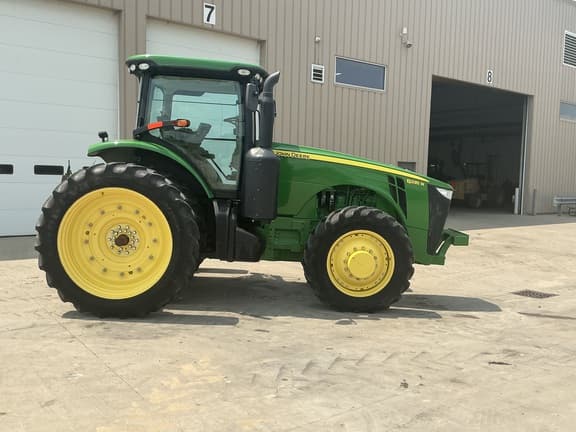 Image of John Deere 8235R equipment image 2
