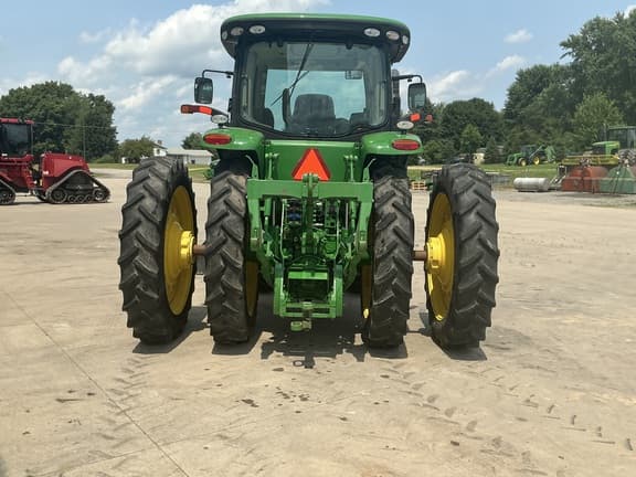 Image of John Deere 8235R equipment image 4