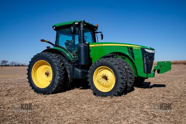 Image of John Deere 8235R equipment image 2