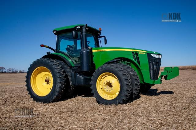 Image of John Deere 8235R equipment image 3