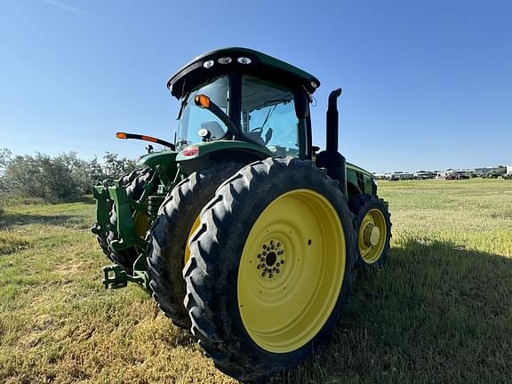 Image of John Deere 8235R equipment image 2