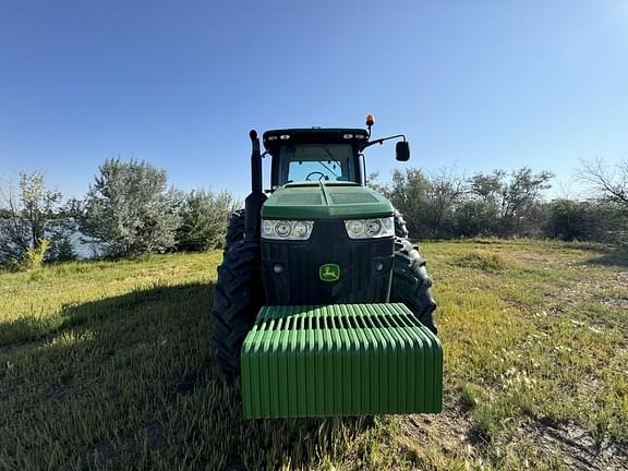 Image of John Deere 8235R equipment image 4