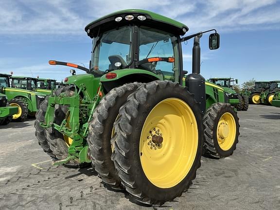 Image of John Deere 8235R equipment image 4