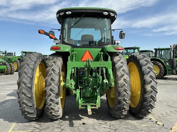 Image of John Deere 8235R equipment image 3