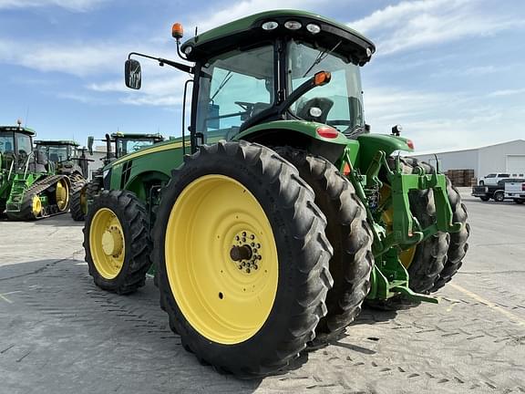 Image of John Deere 8235R equipment image 2